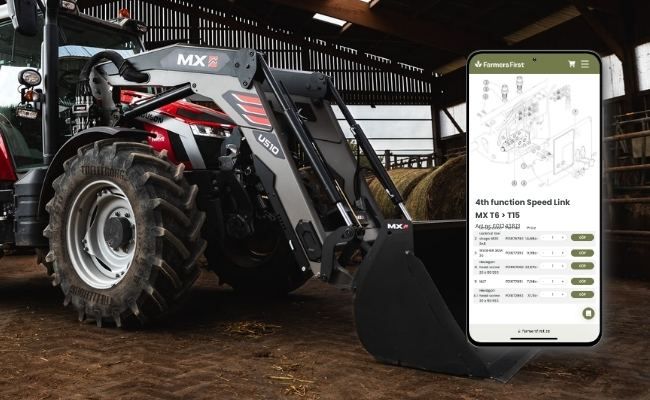 Traktor med frontlastare och mobiltelefon med app för reservdelar.